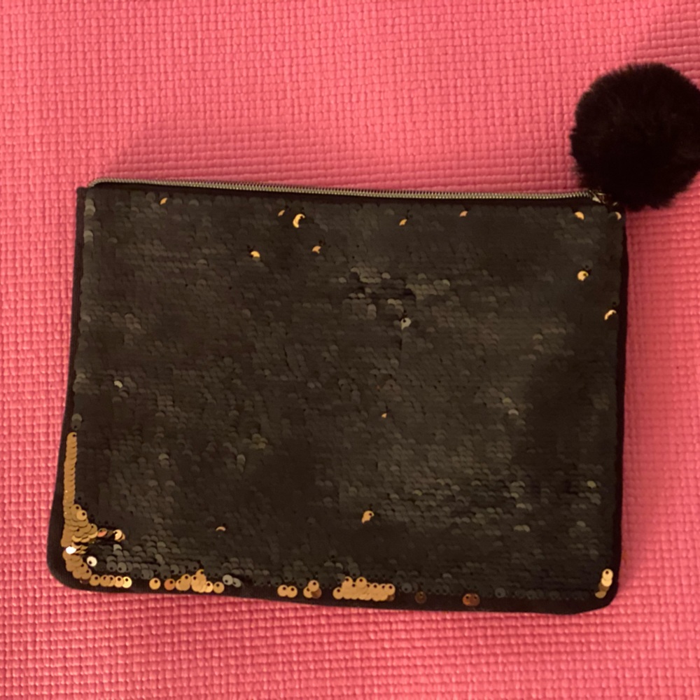 Stella & Dot wine-o clutch. Well made plenty of room for all your lovely things!